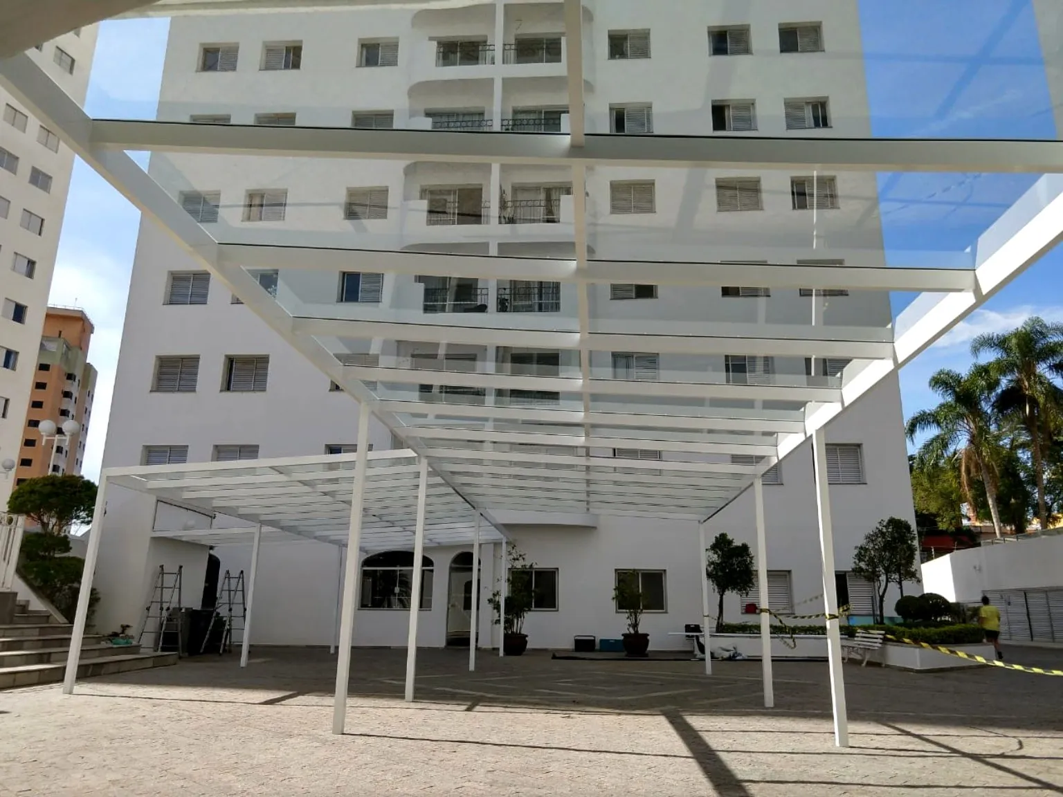 Cobertura de vidro em área comum de condomínio