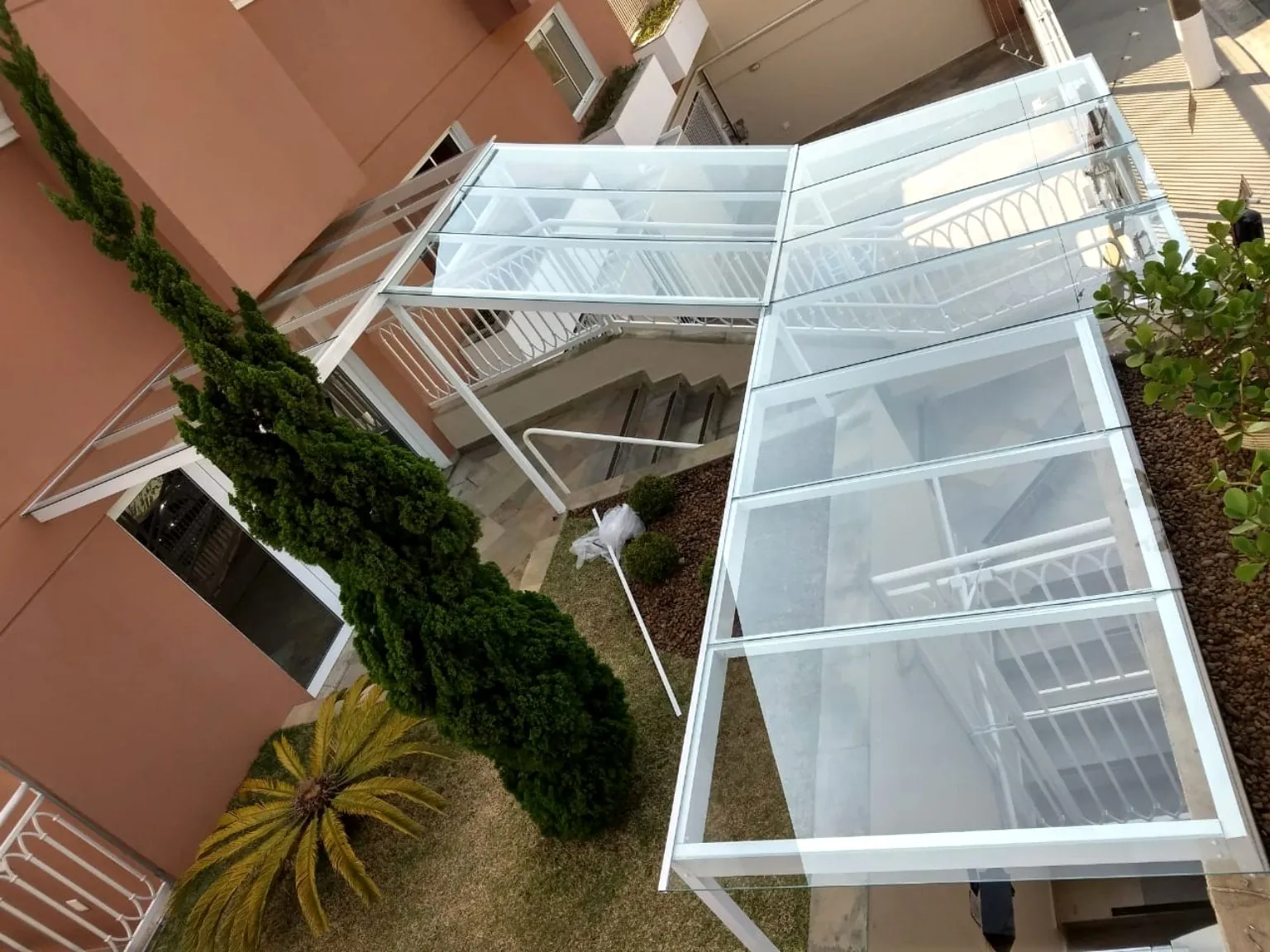 Projeto em vidro e alumínio para condomínio