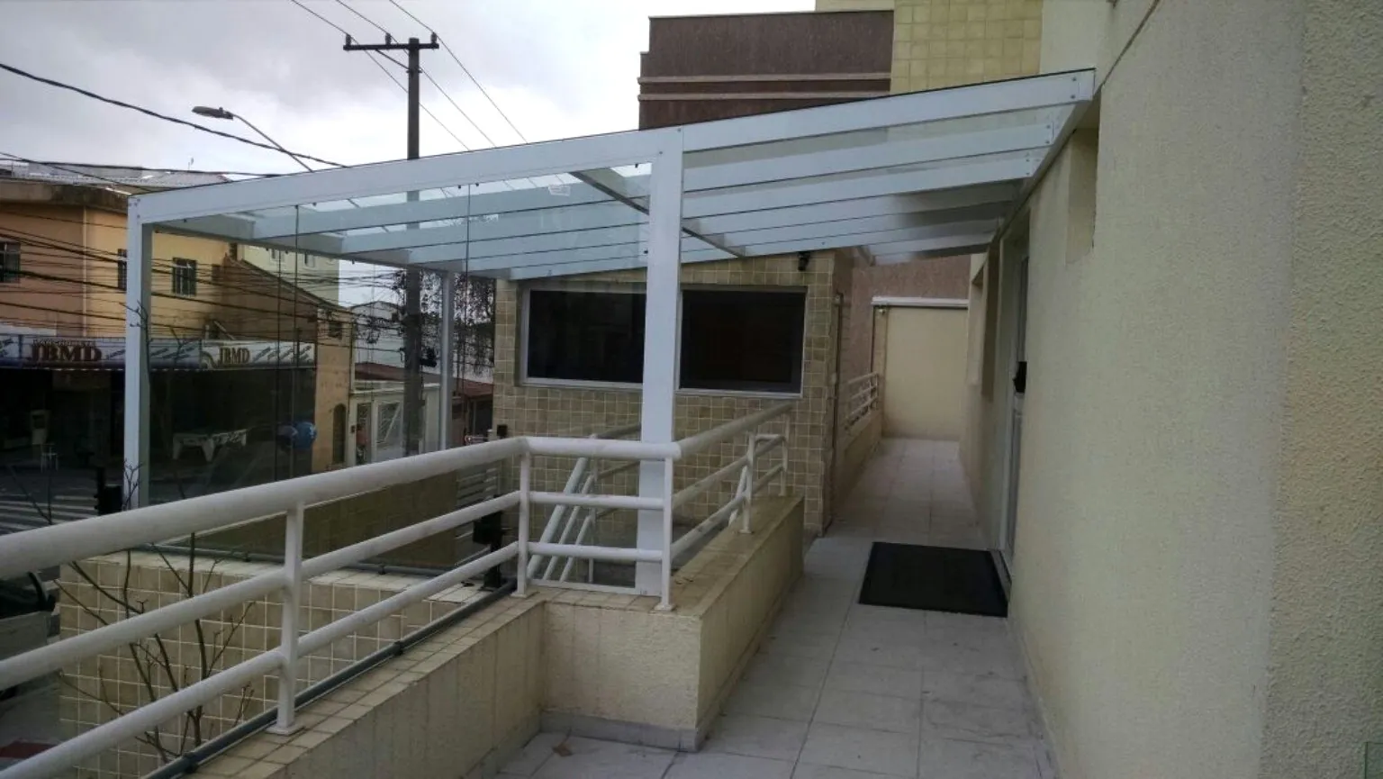 Cobertura de vidro laminado em área condominial