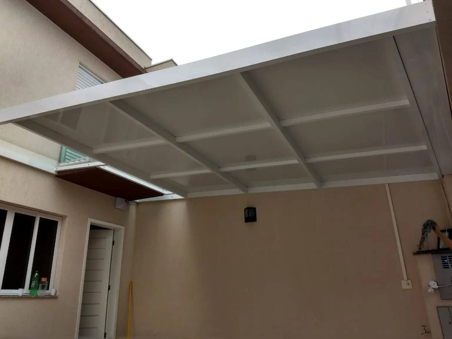 Cobertura residencial executada pela LR Vidros